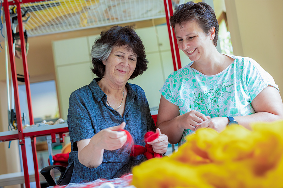 Eine Therapeutin zeigt einer Patientin wie man flizt. Eine Therapeutin zeigt einer Patientin wie man flizt.