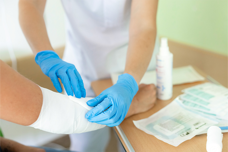 Einer Patientin wird ein Verband angelegt. Einer Patientin wird ein Verband angelegt.